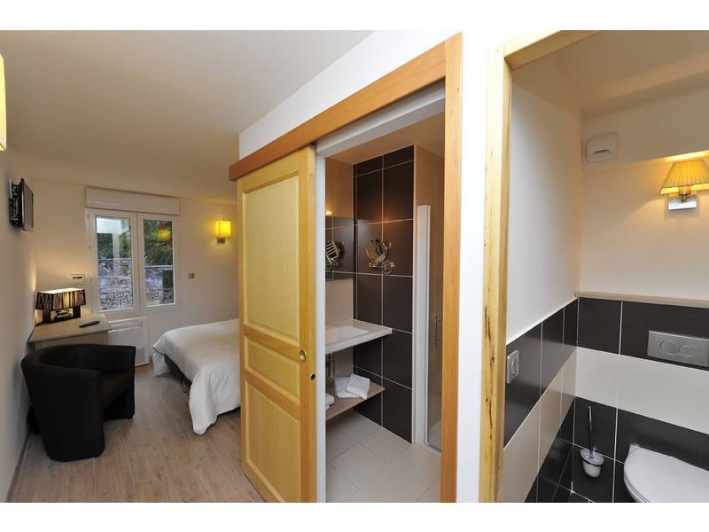 Logis Hotel Restaurant Les 2 Rives - A75, En Bordure De Riviere Banassac Eksteriør billede