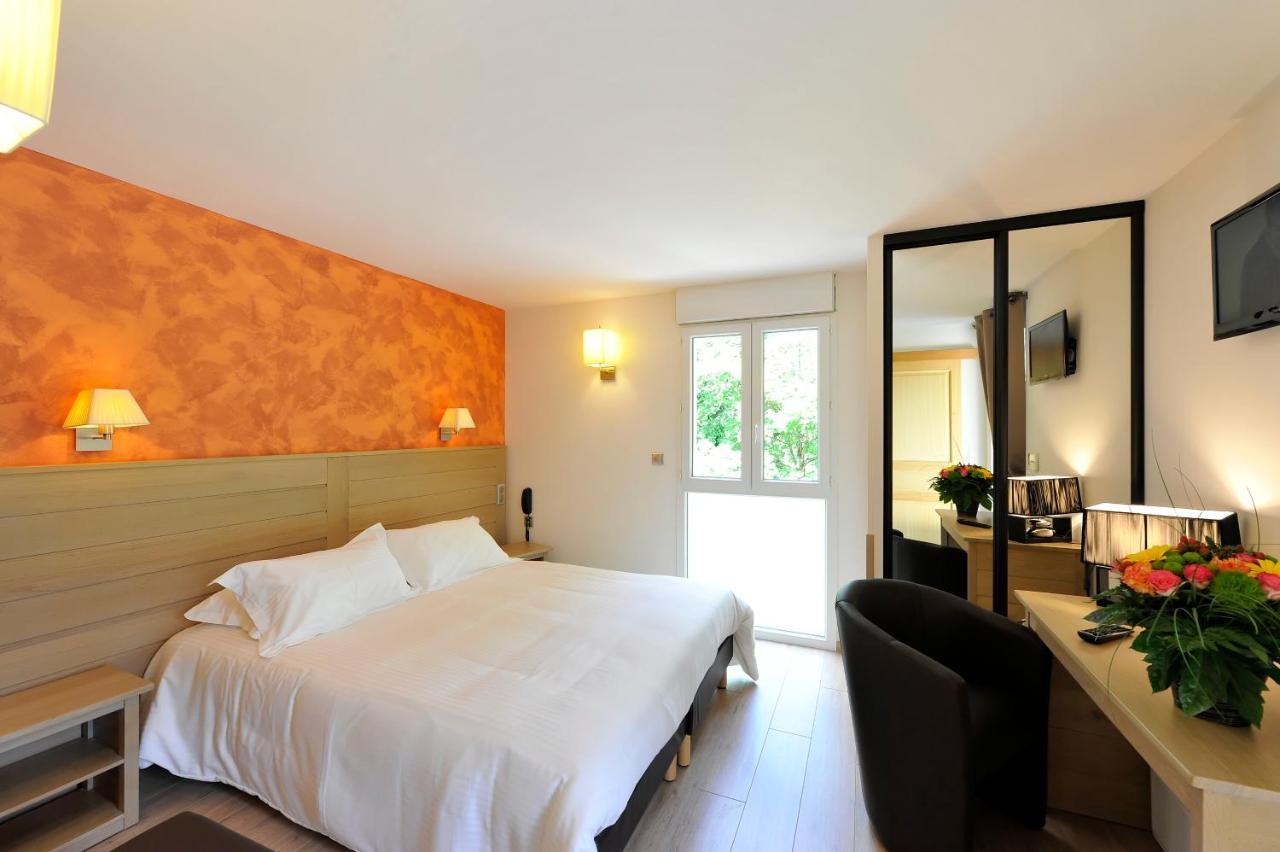 Logis Hotel Restaurant Les 2 Rives - A75, En Bordure De Riviere Banassac Eksteriør billede