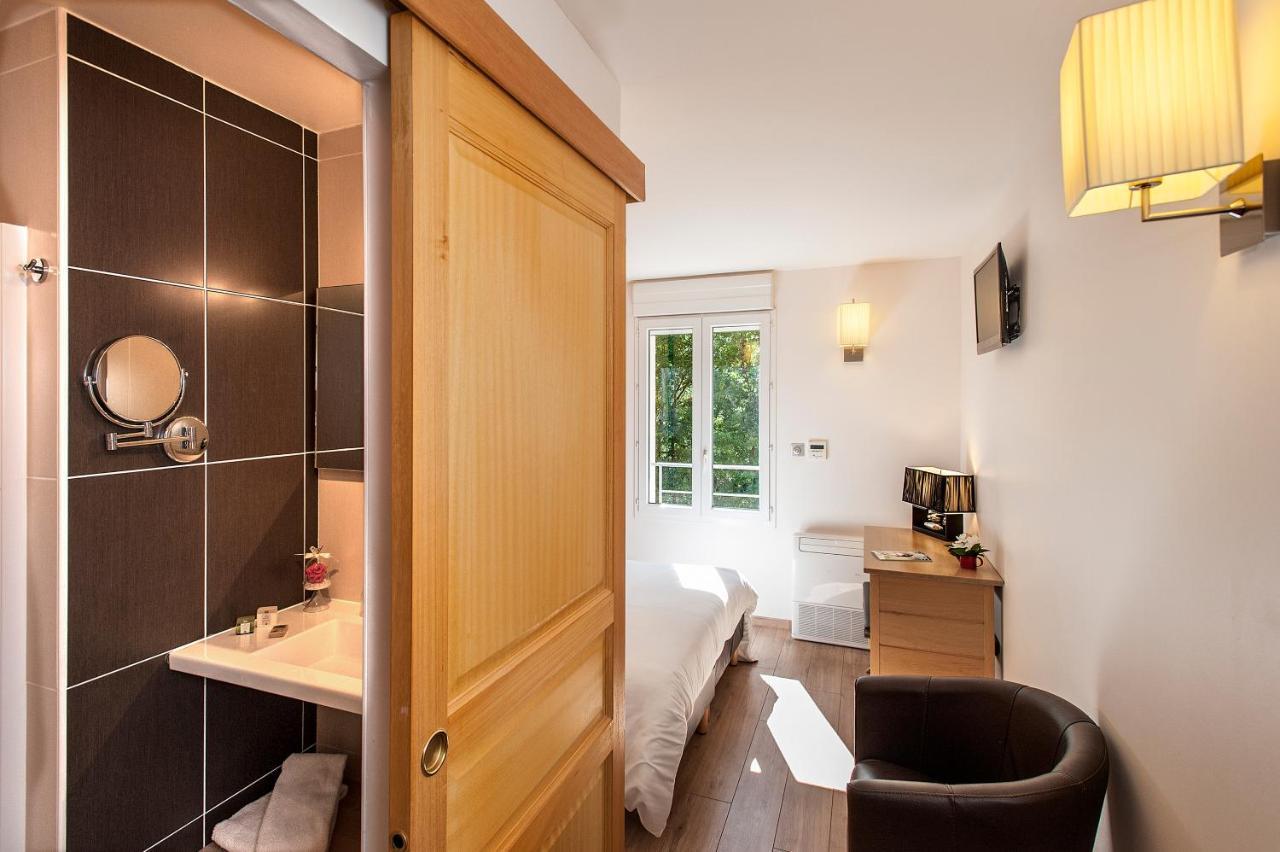 Logis Hotel Restaurant Les 2 Rives - A75, En Bordure De Riviere Banassac Eksteriør billede