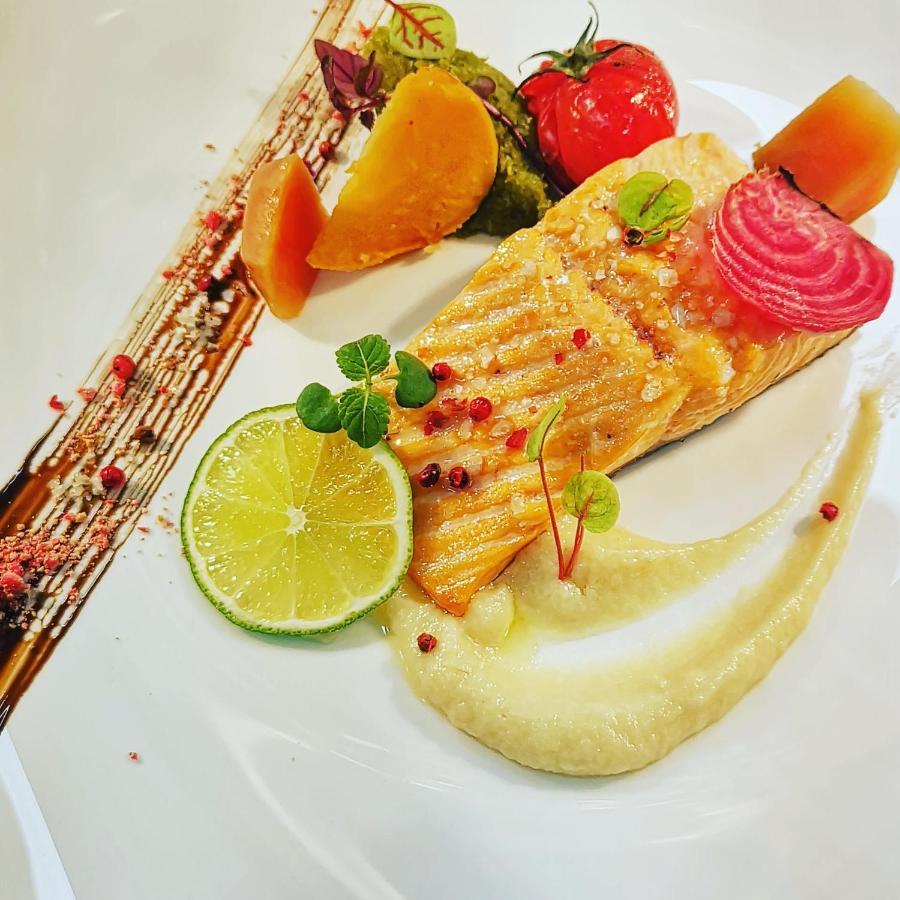 Logis Hotel Restaurant Les 2 Rives - A75, En Bordure De Riviere Banassac Eksteriør billede