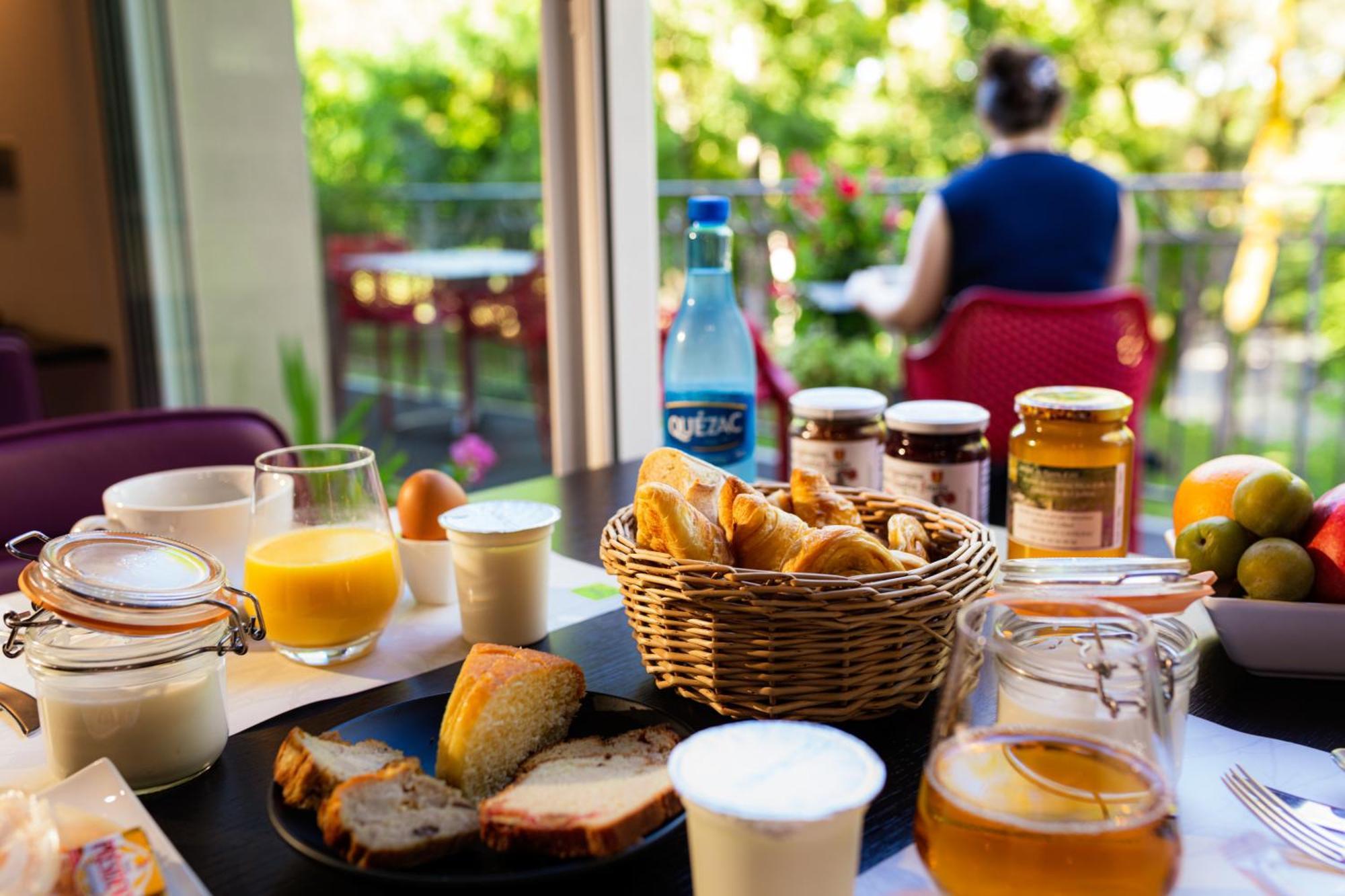 Logis Hotel Restaurant Les 2 Rives - A75, En Bordure De Riviere Banassac Eksteriør billede