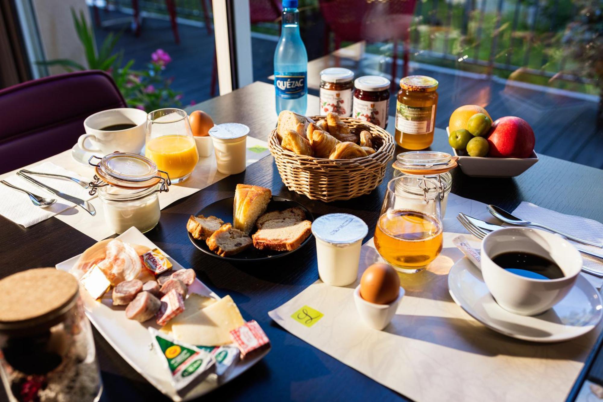 Logis Hotel Restaurant Les 2 Rives - A75, En Bordure De Riviere Banassac Eksteriør billede