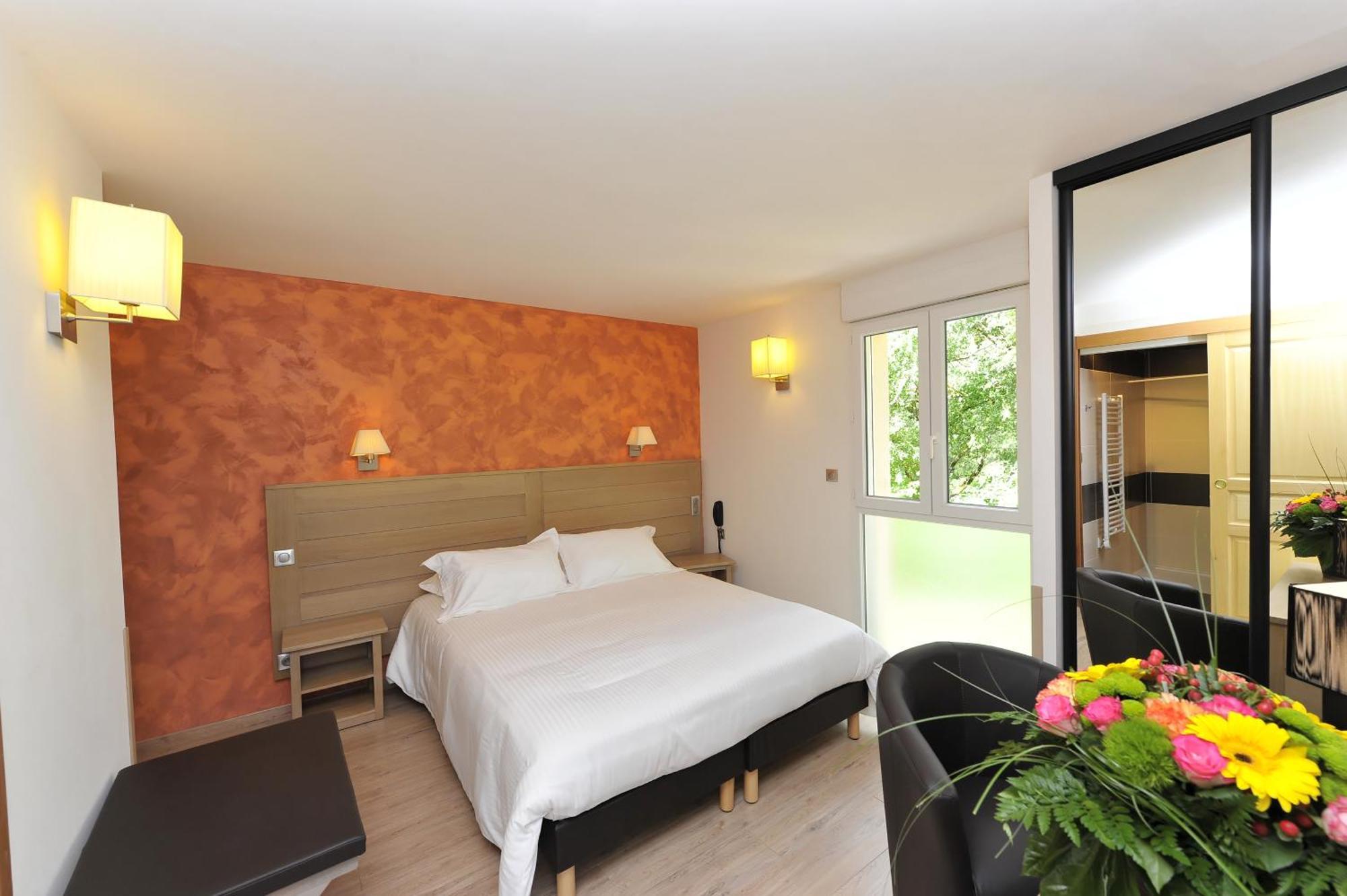 Logis Hotel Restaurant Les 2 Rives - A75, En Bordure De Riviere Banassac Eksteriør billede
