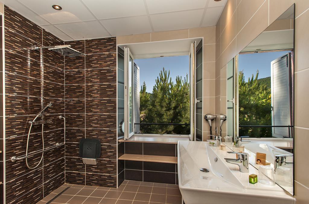Logis Hotel Restaurant Les 2 Rives - A75, En Bordure De Riviere Banassac Eksteriør billede