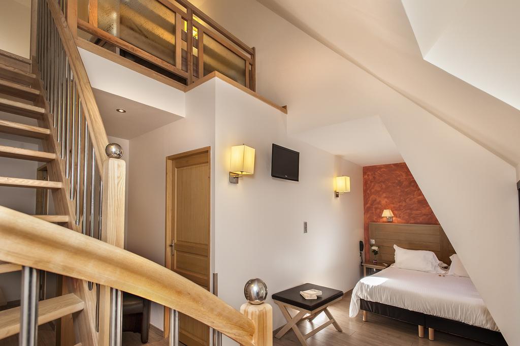 Logis Hotel Restaurant Les 2 Rives - A75, En Bordure De Riviere Banassac Eksteriør billede