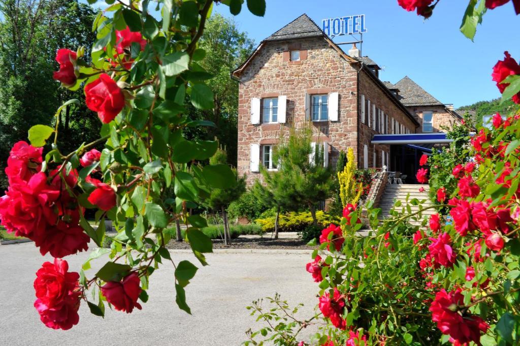 Logis Hotel Restaurant Les 2 Rives - A75, En Bordure De Riviere Banassac Eksteriør billede